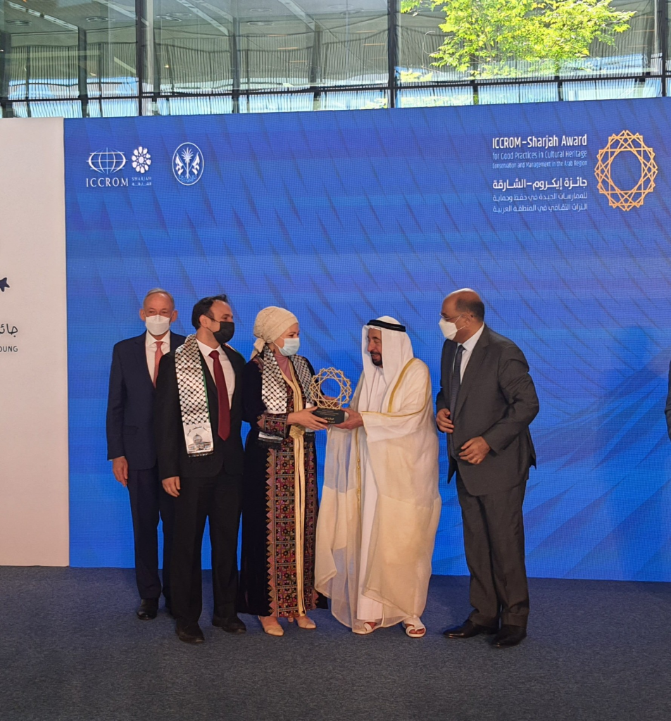Amal Abuelhawa and Bashar Al Husseini from Palestine accepted the ICCROM-Sharjah Award Grand Prize, awarded to the “Al Aqsa rehabilitation of houses and buildings around al Aqsa Mosque” project, from HH Sheikh Dr Sultan bin Muhammad Al Qasimi, Supreme Council Member and Ruler of Sharjah. Photo credit: Sharjah Government Media Office تسلمت أمل أبو الهوا وبشار الحسيني من فلسطين الجائزة لمشروع "الأقصى لإعادة تأهيل البيوت والمباني المحيطة للمسجد الأقصى."